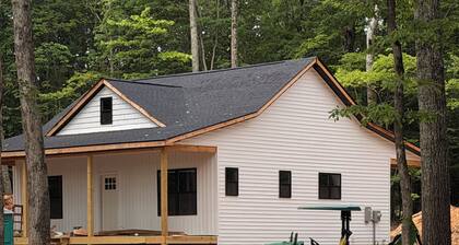 Luxury Modern Cottage • Pickleball Court • Minutes to Liberty, Snowflex & Hiking