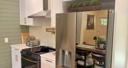 Luxury Modern Cottage • Pickleball Court • Minutes to Liberty, Snowflex & Hiking