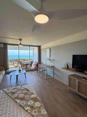 A modern living room with a large window, a ceiling fan, a flat-screen TV, and a dining area with chairs and a table. - Lawrence Blue Horizon Mont Vernon
vue mer à couper le souffle (cul-de-sac)