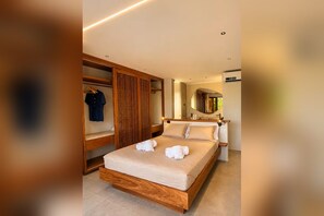 Un dormitorio moderno con estructura de cama de madera, armario empotrado y espejo junto a la cama.