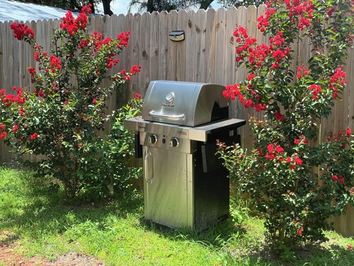 Cozy Rustic Retreat – Pet Friendly in Lutz FL. 20 miles to Airport