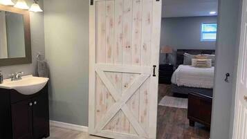 1 habitación, tabla de planchar con plancha, wifi gratis y ropa de cama
