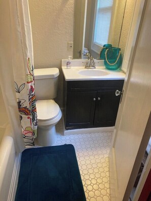 Bathroom - 3762 Bertrose Furnished Quaint Retreat (Fort Worth)