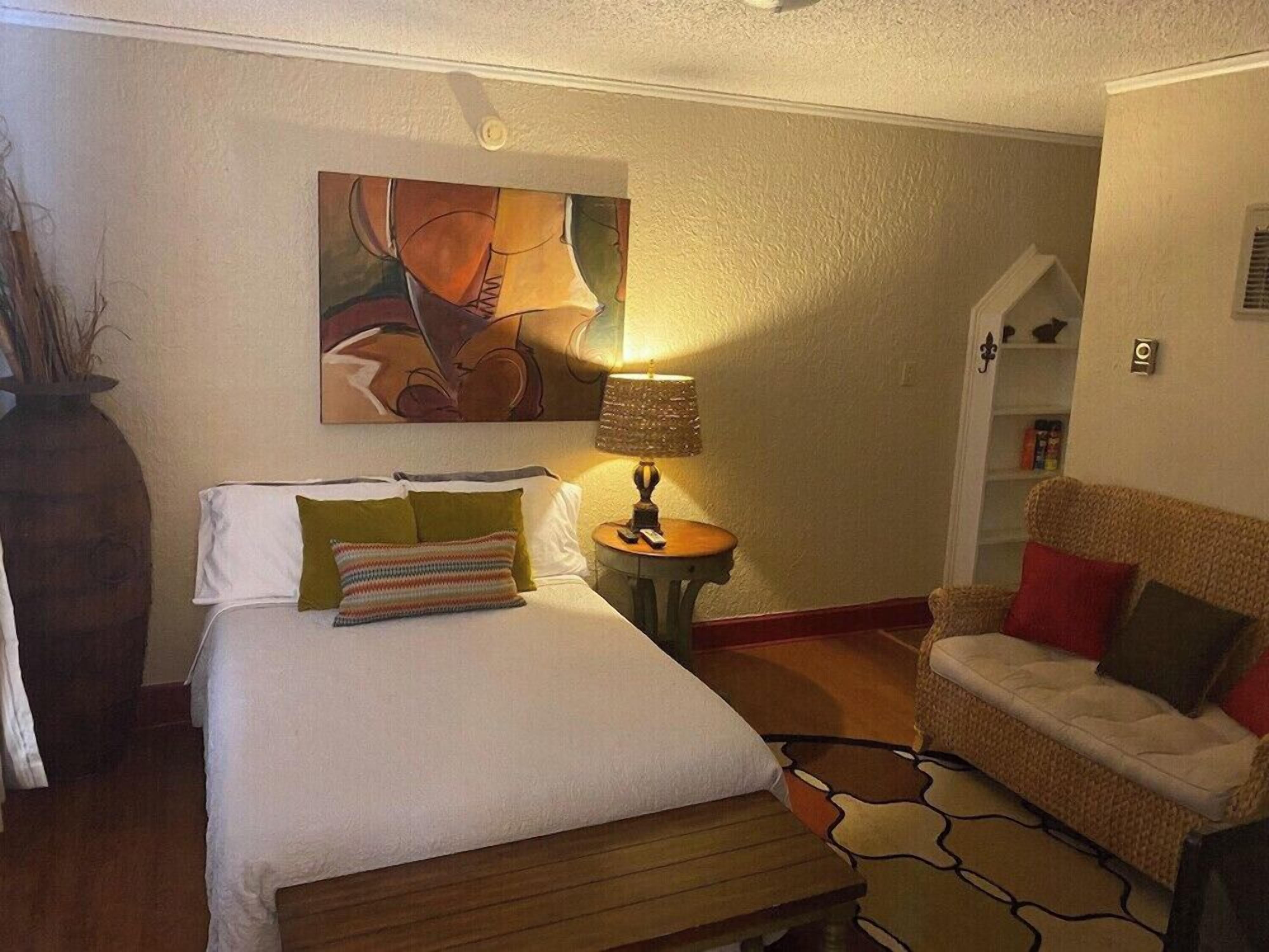 Iron/ironing board, free WiFi, bed sheets