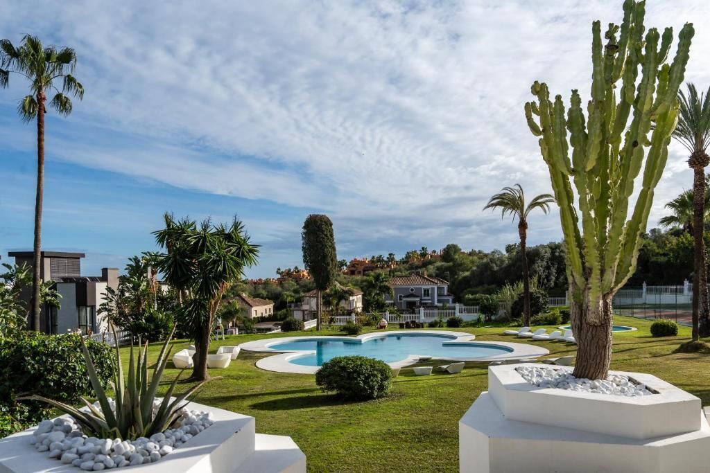 2 outdoor pools