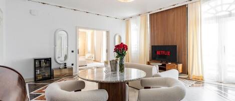 Suite presidencial, baño privado, vista parcial al océano | Restaurantes