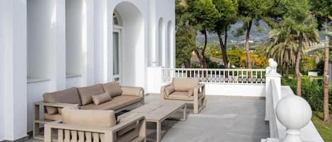 Suite presidencial, baño privado, vista parcial al océano | Terraza o patio
