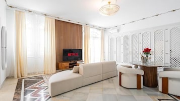 Suite presidencial, baño privado, vistas parciales al mar | Zona de estar