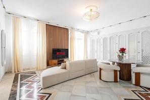 Suite presidencial, baño privado, vista parcial al océano | Área de sala de estar