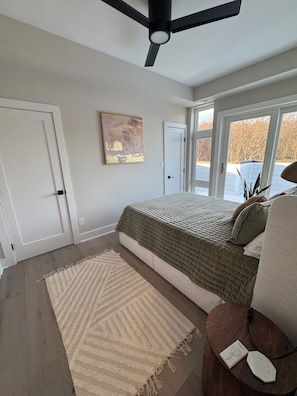 Desk, iron/ironing board, free WiFi, bed sheets - Modern penthouse condo with private rooftop terrace with views of Natl Arboretum (Washington)