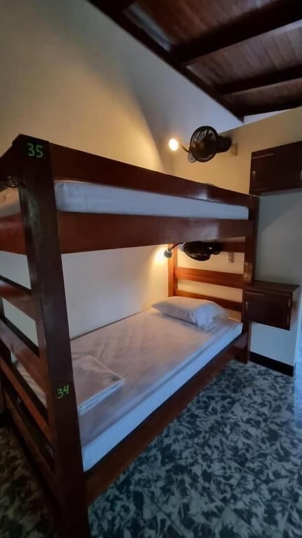 Dormitorio compartido | Caja de seguridad en la habitación y wifi gratis 