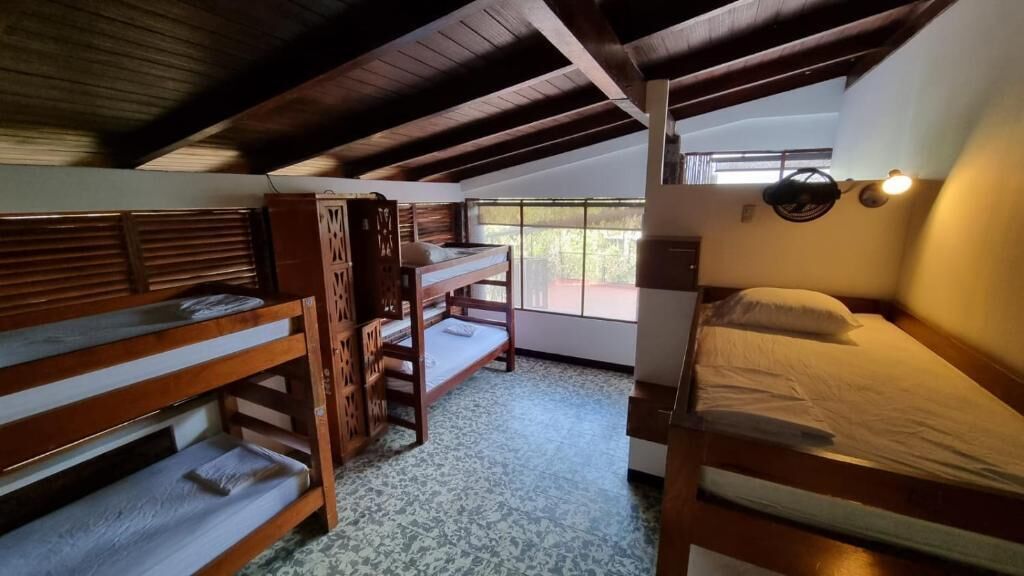 Un dormitorio con literas, un escritorio de madera y una ventana con vistas.