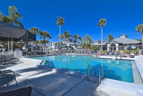 Cozy 2-bedroom condo in charming Siesta Key with AC and gym