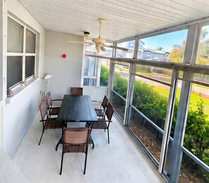 Dining - Cozy 2-bedroom condo in charming Siesta Key with AC and gym (Siesta Key)