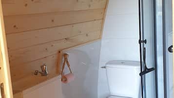 Douche, serviettes fournies, papier toilette
