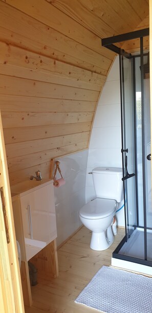 Bathroom - Vrbo Property (Essertines-en-Châtelneuf)