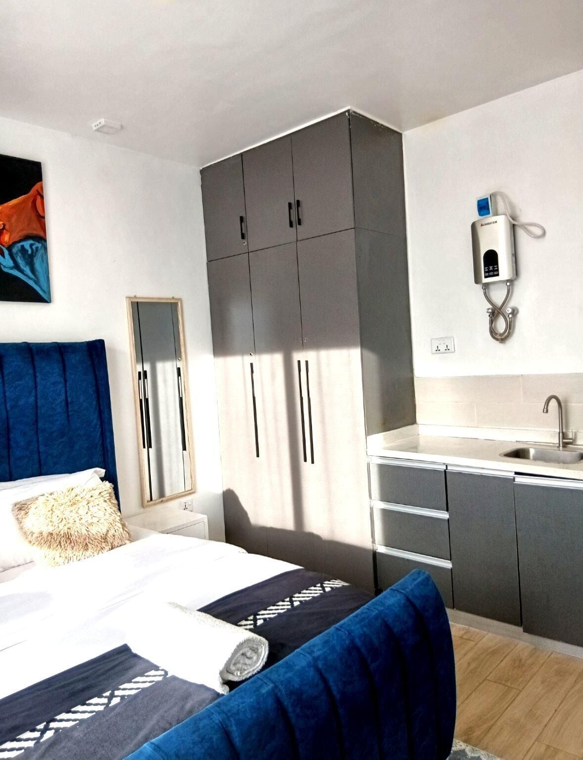 1 slaapkamer, een kluis op de kamer, een bureau