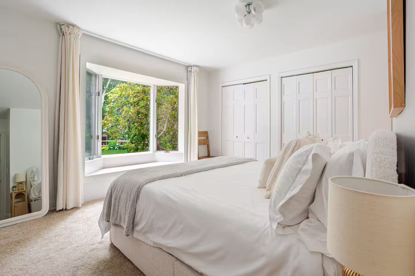 5 bedrooms, iron/ironing board, WiFi, bed sheets