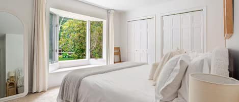 5 bedrooms, iron/ironing board, WiFi, bed sheets