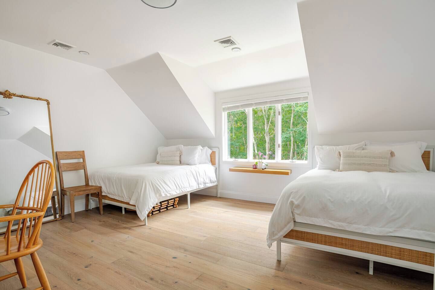 5 bedrooms, iron/ironing board, WiFi, bed sheets