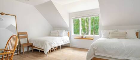 5 bedrooms, iron/ironing board, WiFi, bed sheets