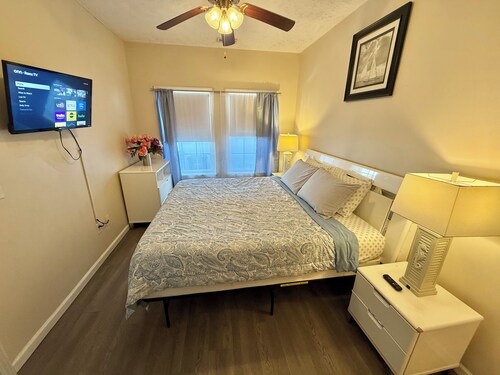 Spacious 3-bedroom cottage, 2 blocks to beach in Myrtle Beach