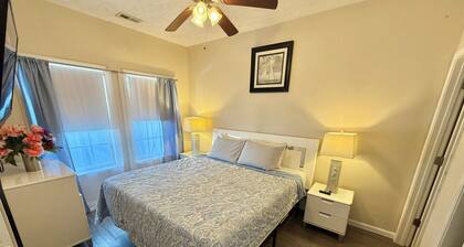 Spacious 3-bedroom cottage, 2 blocks to beach in Myrtle Beach