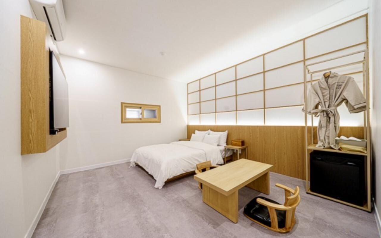 Luxury Suite, 1 Queen Bed, Non Smoking, Private Bathroom | Free WiFi
