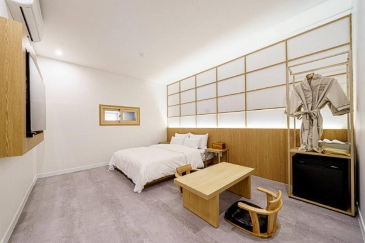 Luxury Suite, 1 Queen Bed, Non Smoking, Private Bathroom | WiFi (free)