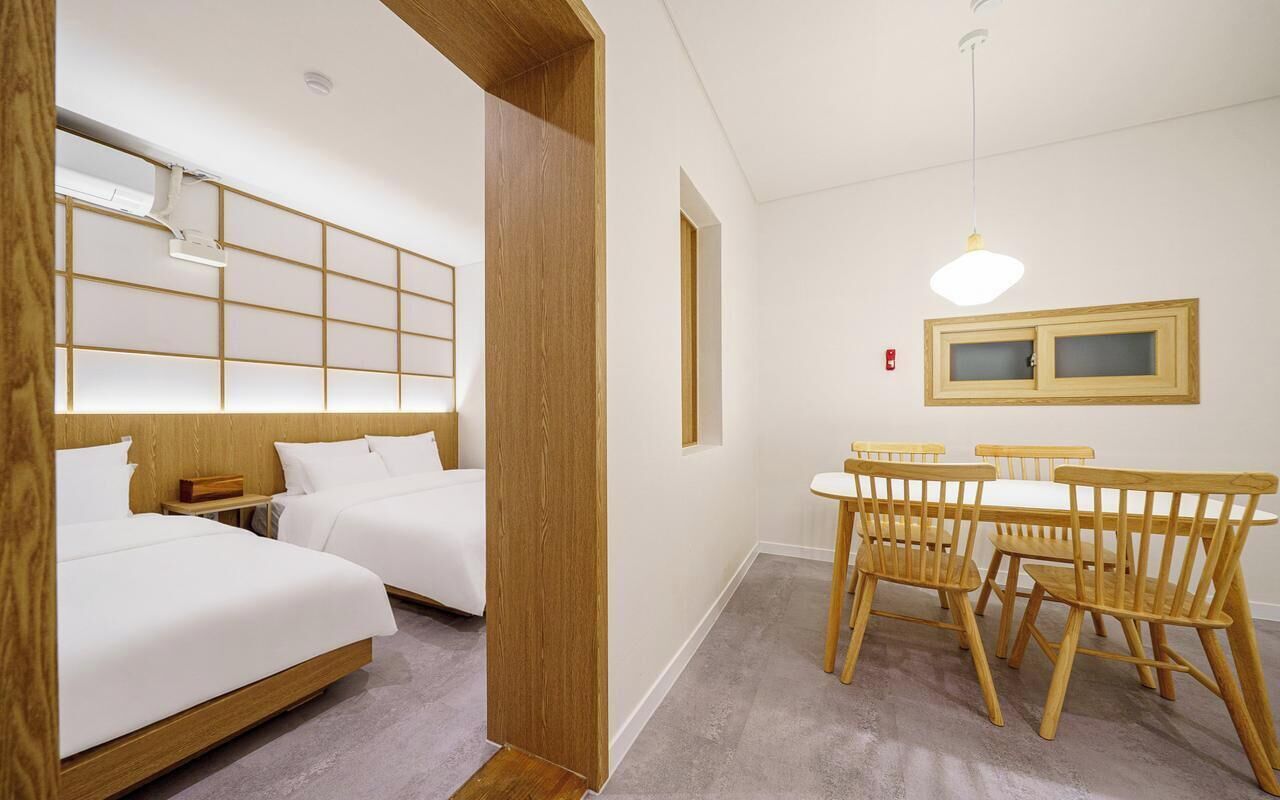 Suite estudio, 2 camas de matrimonio, no fumadores, baño privado | Restauración