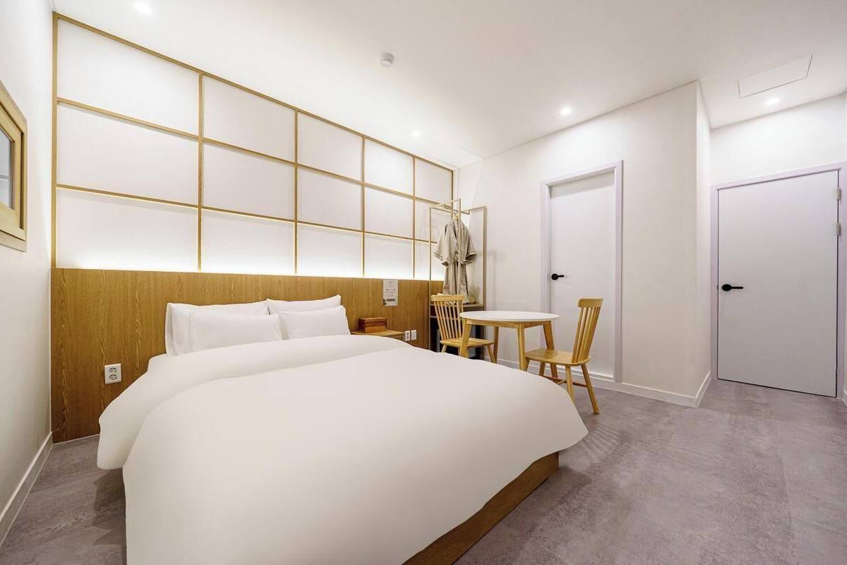 Double Room, 1 Queen Bed, Non Smoking, Private Bathroom | WiFi (free)