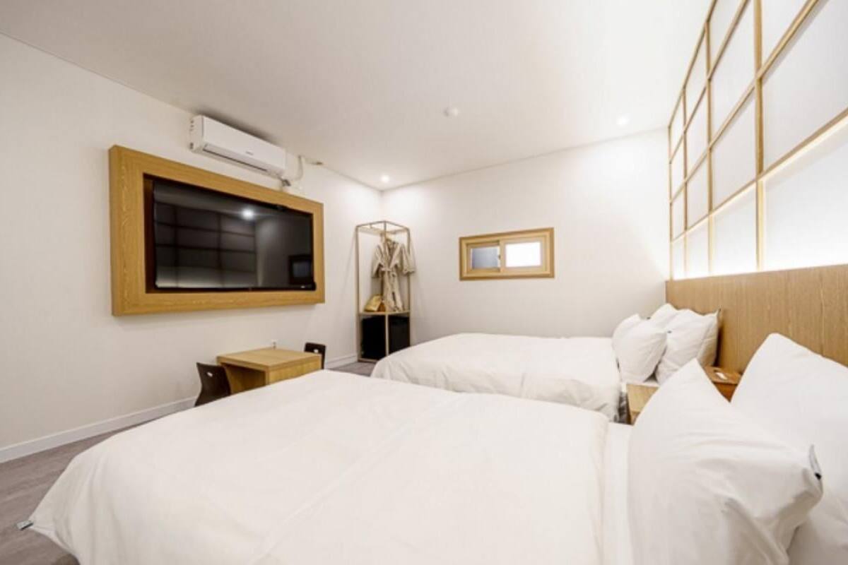 Twin Room, Multiple Beds, Non Smoking, Housekeeping | WiFi (free)