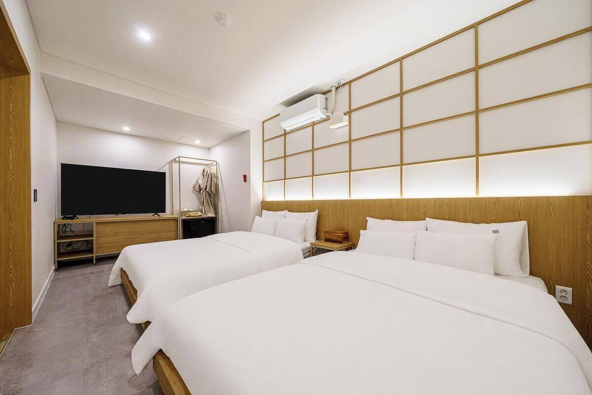 Studio Suite, 2 Queen Beds, Non Smoking, Private Bathroom | WiFi (free)