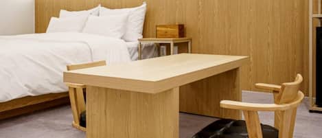 Luxury Suite, 1 Queen Bed, Non Smoking, Private Bathroom | WiFi (free)