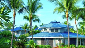 Ein Resort mit mehreren Gebäuden, Palmen und blauem Himmel.