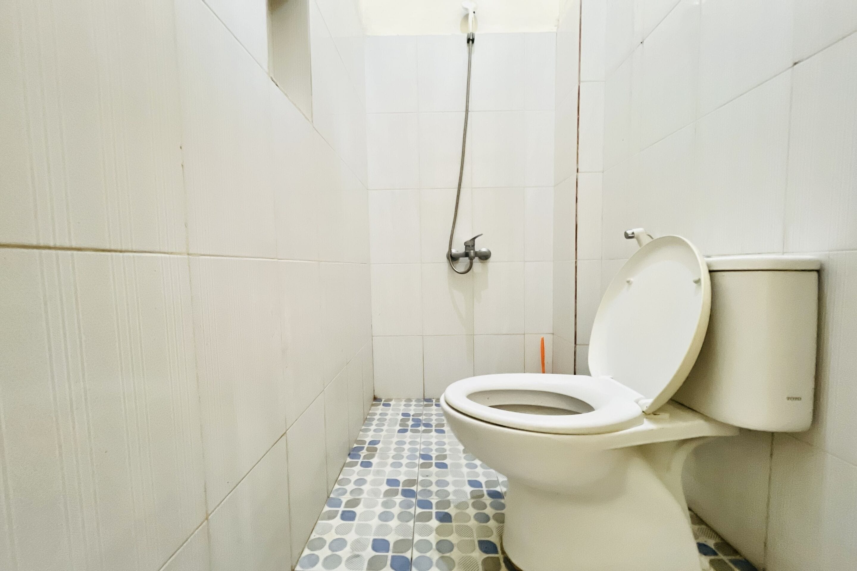 Shower, bidet, towels