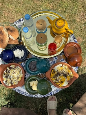 Desayuno con opciones de la cocina local incluido todos los días