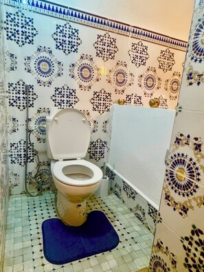 Un baño con inodoro, ducha y bañera.