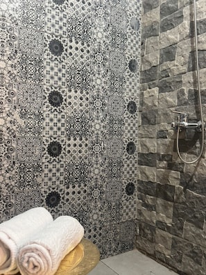 デラックス ダブルルーム | バスルーム | タオル、トイレットペーパー