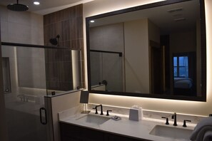 Shower, jetted bath, hair dryer, towels - FAMILY SIZED Condo overlooking Gatlinburg - top of the mountain - AMAZING VIEWS (Gatlinburg)