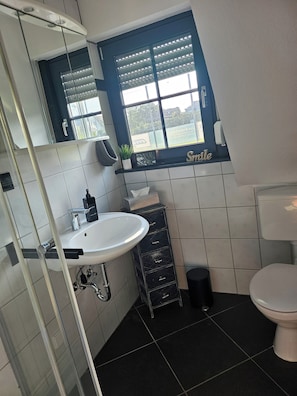 Douche, sèche-cheveux, serviettes fournies, savon