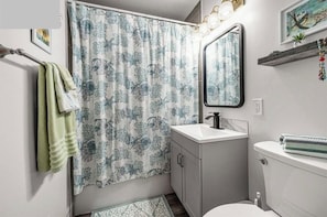 Sèche-cheveux, serviettes fournies, savon, shampoing