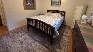 3 bedrooms, desk, iron/ironing board, WiFi (free)