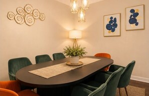 Dining - Emerald Escape close to Airport,NRG,Medical center & ZOO With PS5 &Foosball (Houston)