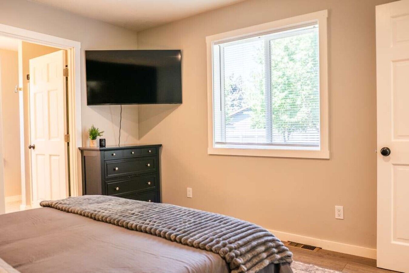 3 bedrooms, desk, iron/ironing board, WiFi
