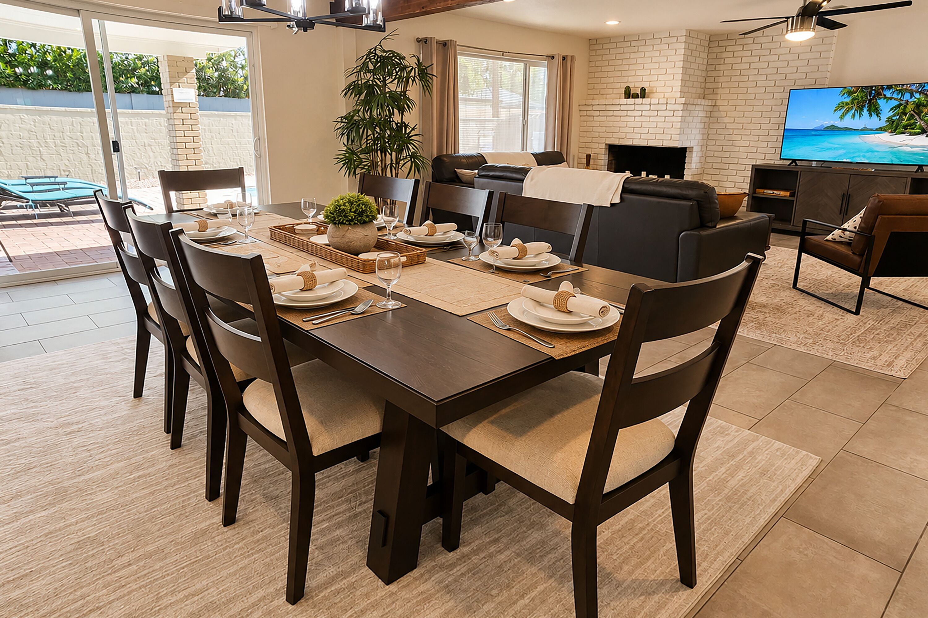 Comedor con una mesa de madera oscura dispuesta para seis personas, rodeada de sillas.