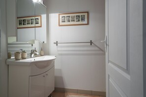 Dusj, hårføner, håndklær og såpe