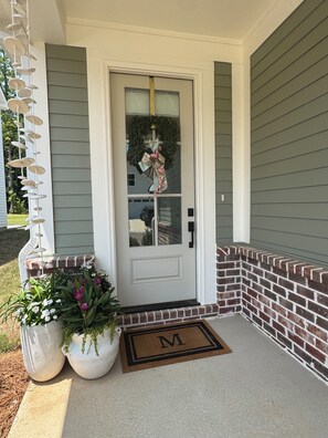A front door with a glass panel, a wreath, and a doormat with a letter. - Old Oaks Oasis: 3-bedroom house in welcoming Oxford (Oxford)