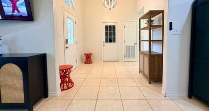 Casa Pera - Minutes to SpaceX & Port - Spacious!
