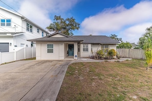 Exterior - Amazing home near Coffee Pot Blvd (St. Petersburg)